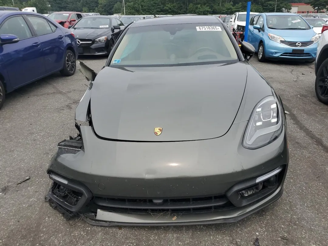 Porsche Panamera 4S-5